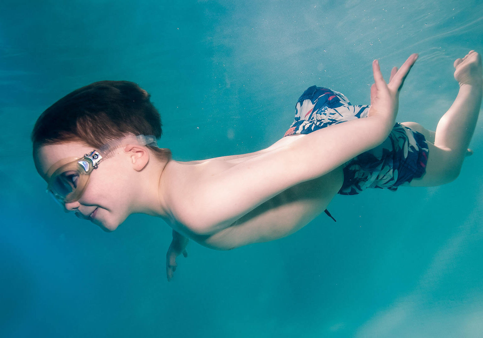 child learning to swim with swimway swimming school